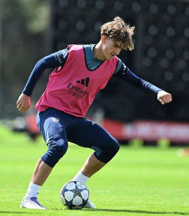 Video- la joya de 15 antildeos del Arsenal que tiroacute al suelo a Gabriel Heinze en un entrenamiento