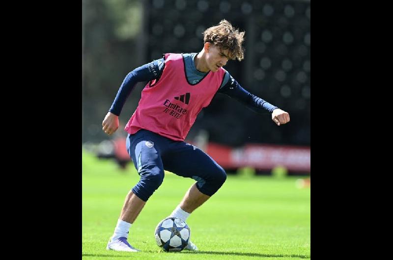Video- la joya de 15 antildeos del Arsenal que tiroacute al suelo a Gabriel Heinze en un entrenamiento