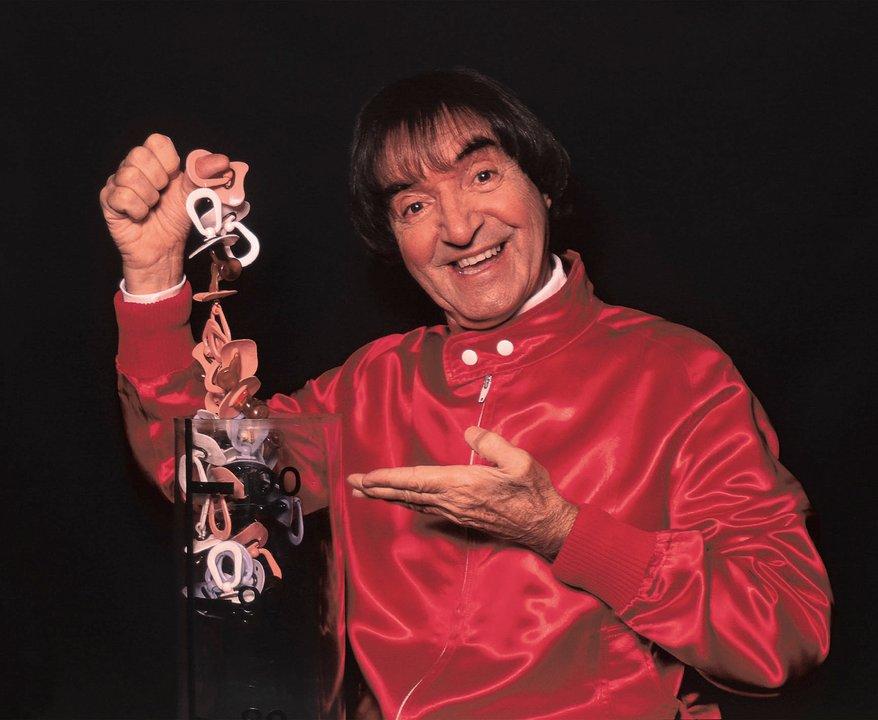 A 100 antildeos del nacimiento de Carlitos Balaacute el hombre que le regaloacute un gesto de idea a varias generaciones