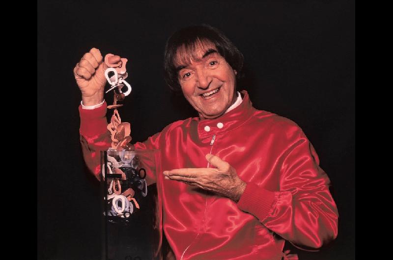 A 100 antildeos del nacimiento de Carlitos Balaacute el hombre que le regaloacute un gesto de idea a varias generaciones