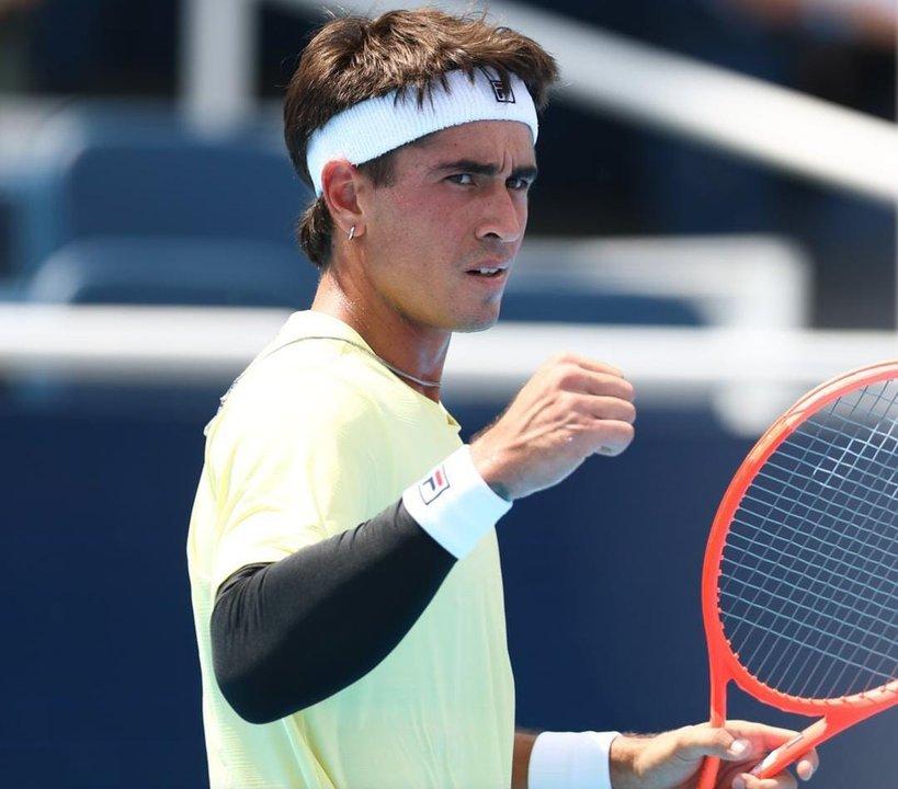 Francisco Comesantildea logra una eacutepica remontada y avanza a octavos en Cincinnati