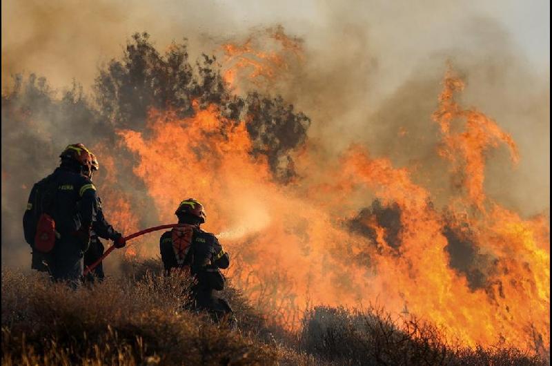 Evacuaciones masivas por incendios forestales en Grecia