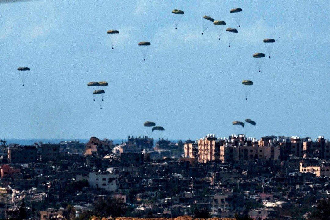 Cinco paiacuteses lanzan paquetes de ayuda desde el aire en Gaza mientras se agrava la hambruna
