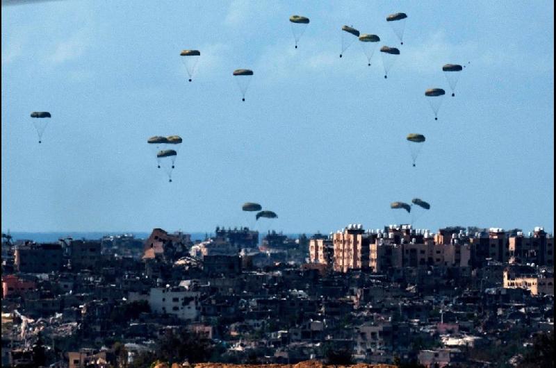 Cinco paiacuteses lanzan paquetes de ayuda desde el aire en Gaza mientras se agrava la hambruna