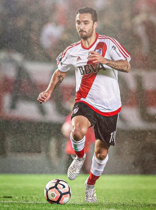 Scocco salioacute en defensa de Cavani en medio de las criacuteticas de los hinchas de Boca