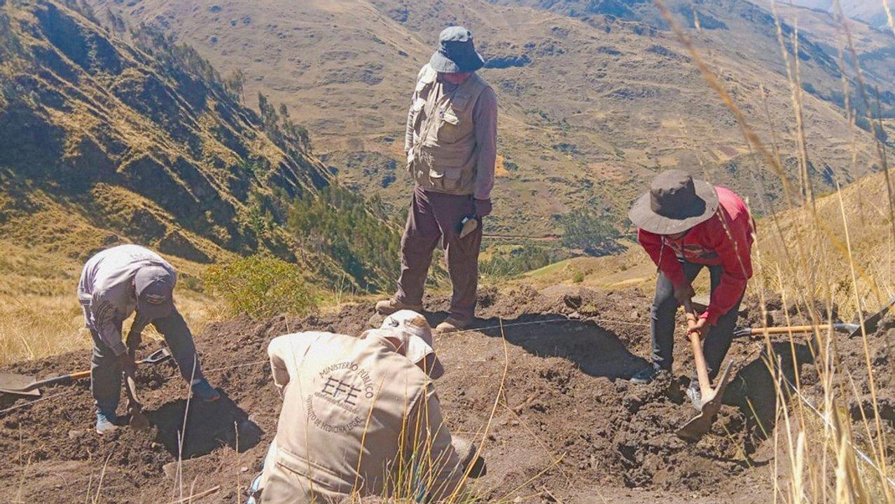 Recuperaron en Peruacute los cadaacuteveres de ocho personas asesinadas en 1984 por la Marina de Guerra