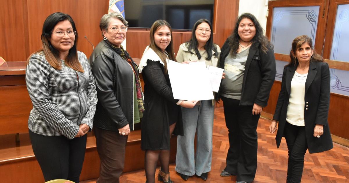 Distincioacuten a autora de libro Pensar en Violencia