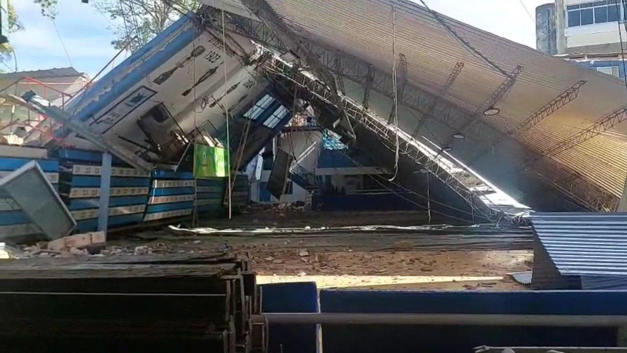 Se derrumboacute el techo del estadio de Regatas Corrientes- no hubo heridos y el gobernador prometioacute reconstruirlo