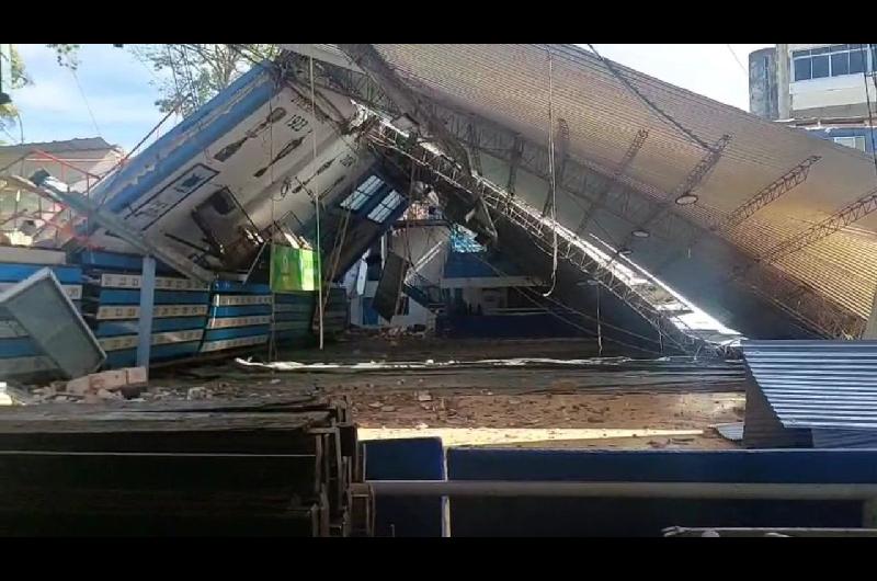 Se derrumboacute el techo del estadio de Regatas Corrientes- no hubo heridos y el gobernador prometioacute reconstruirlo