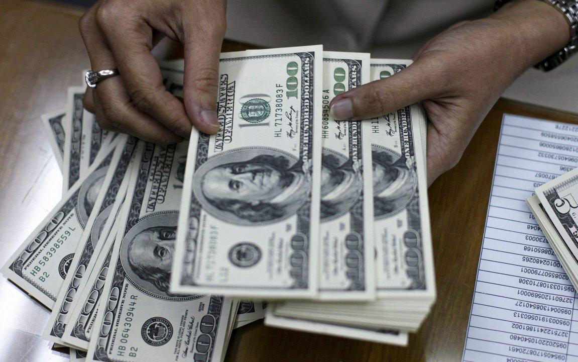 El gobierno de Bolivia atribuye caiacuteda del doacutelar paralelo a superaacutevit comercial y no a campantildeas electorales