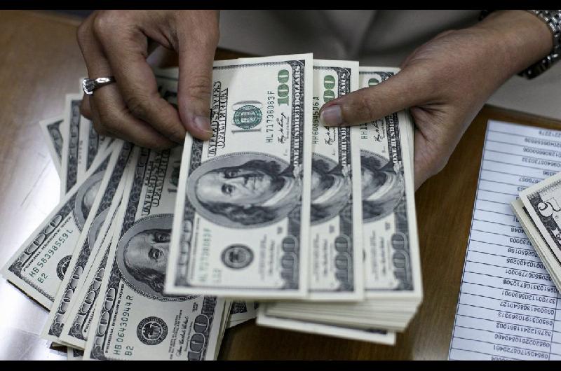 El gobierno de Bolivia atribuye caiacuteda del doacutelar paralelo a superaacutevit comercial y no a campantildeas electorales