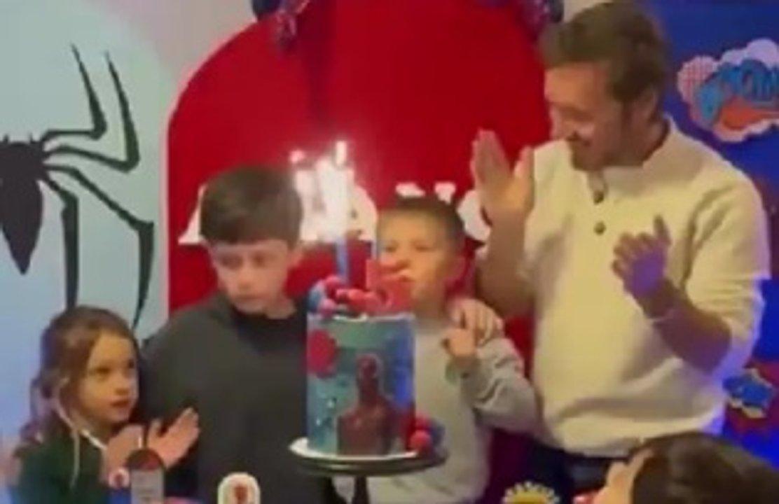 Benjamiacuten Vicuntildea le festejoacute el cumpleantildeos a su hijo Amancio lejos de la China Suaacuterez
