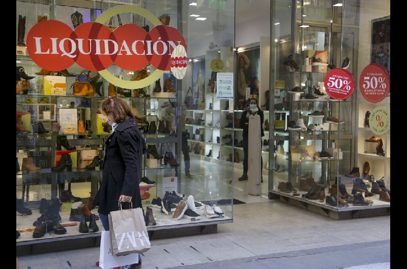 Encuesta- 8 de cada 10 argentinos cambiaron sus haacutebitos de consumo por la crisis econoacutemica