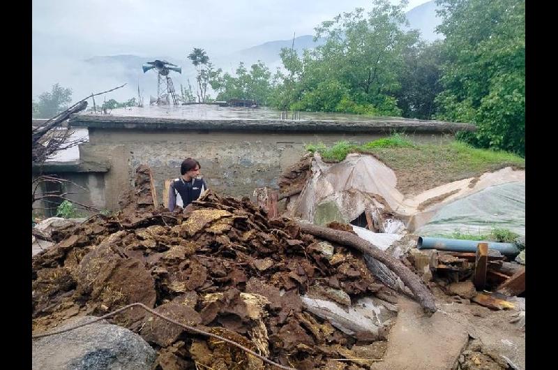 Lluvias torrenciales dejan 307 muertos en el noroeste de Pakistaacuten
