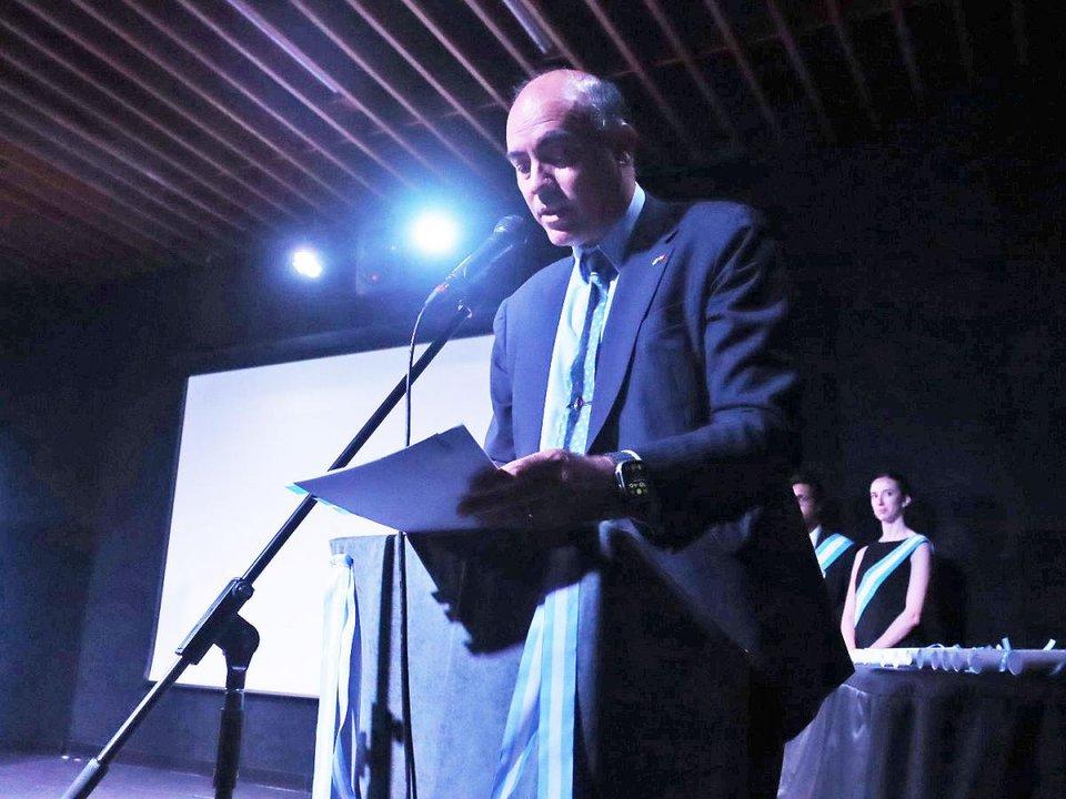 Indignacioacuten con el embajador en Espantildea- gritoacute iexclViva el rey en un acto por San Martiacuten