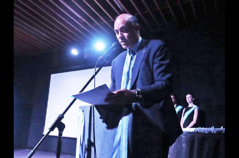 Indignacioacuten con el embajador en Espantildea- gritoacute iexclViva el rey en un acto por San Martiacuten