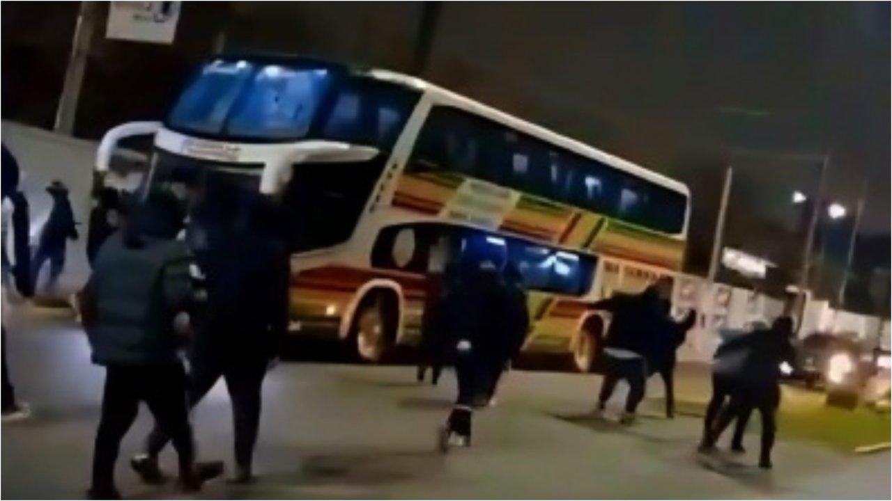 Crisis en Quilmes- hinchas atacaron el micro de los jugadores y los amenazaron con pintadas