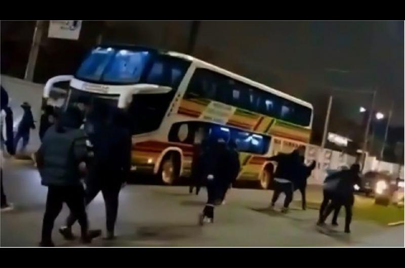 Crisis en Quilmes- hinchas atacaron el micro de los jugadores y los amenazaron con pintadas