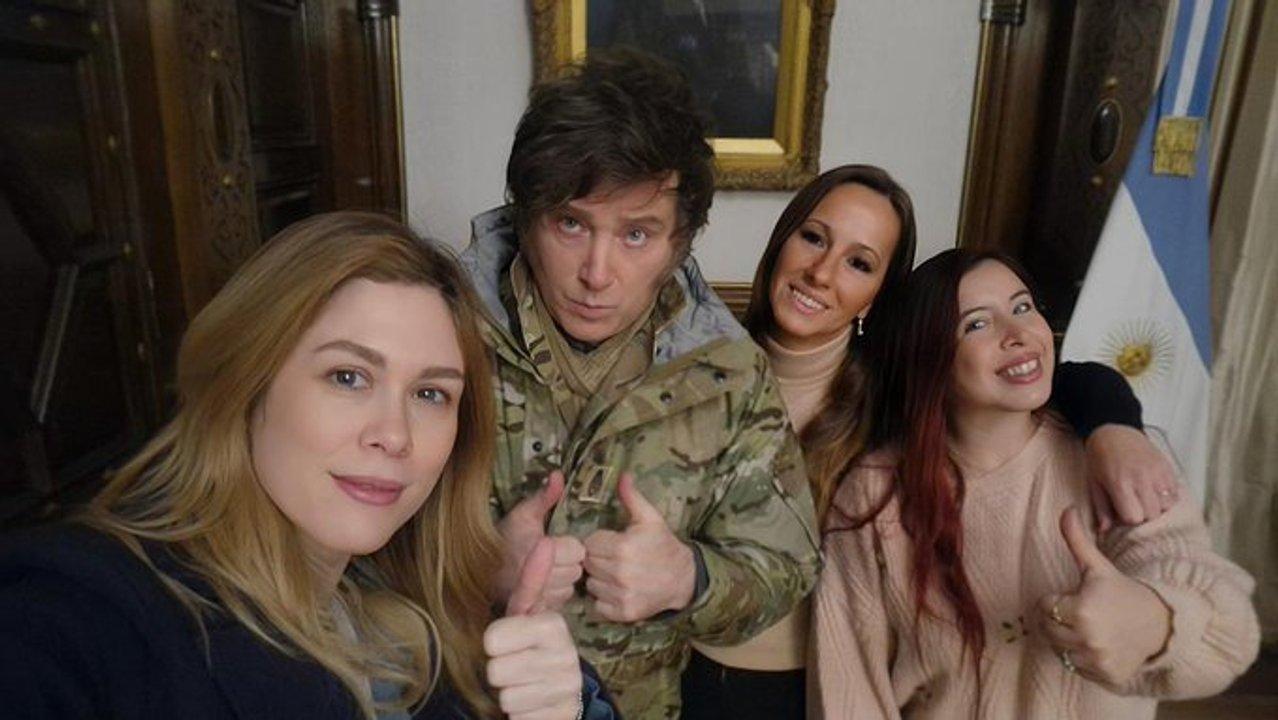 Sin acto oficial Milei almorzoacute con los granaderos de Casa Rosada por el 17 de agosto