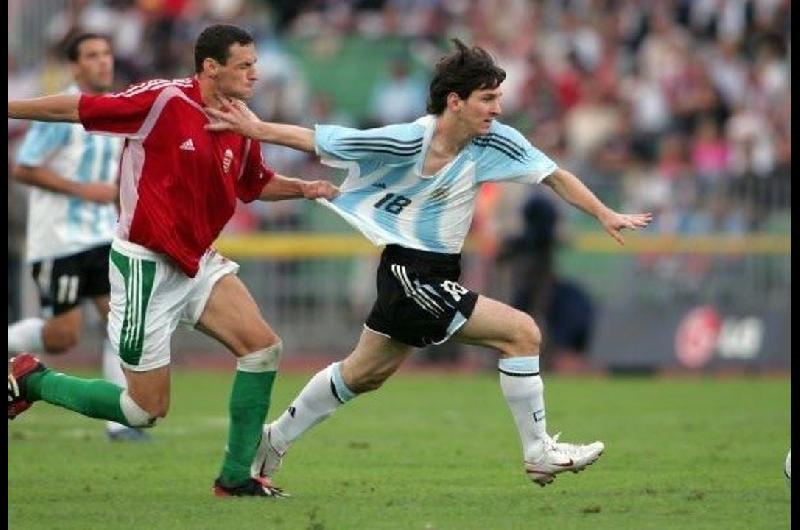 Se cumplen 20 antildeos del fatiacutedico debut de Messi con la Seleccioacuten argentina