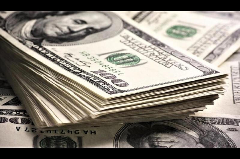 Alerta de devaluacioacuten- economista advierte que el doacutelar podriacutea superar los 1500 hacia fin de antildeo