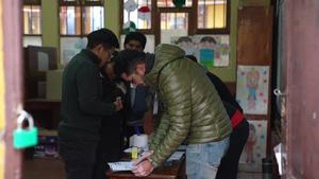 El Tribunal Electoral califica de tranquila la media jornada de votacioacuten en Bolivia