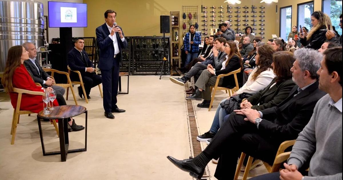 El gobernador Sadir entregoacute reconocimiento a las pymes 