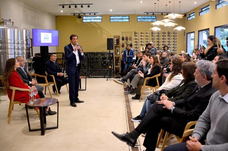 El gobernador Sadir entregoacute reconocimiento a las pymes 