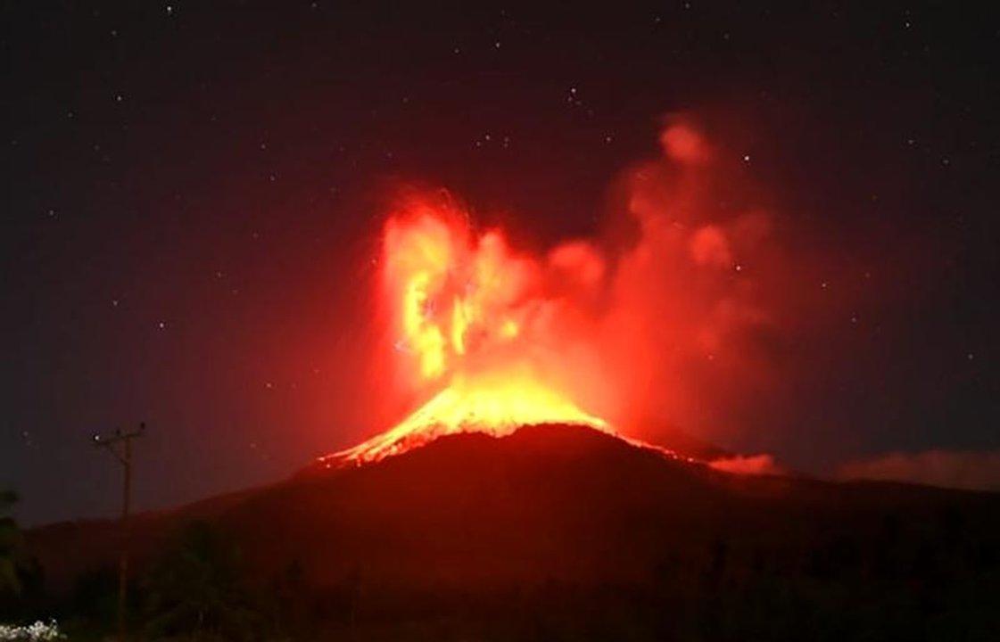 Un volcaacuten entroacute en erupcioacuten y activoacute una alerta de aviacioacuten de alto nivel
