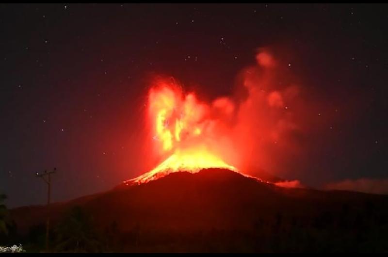 Un volcaacuten entroacute en erupcioacuten y activoacute una alerta de aviacioacuten de alto nivel