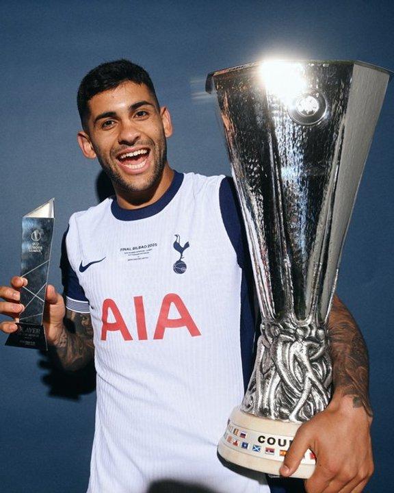 Cuti Romero extendioacute su contrato con el Tottenham tras los rumores que lo acercaban al Atleacutetico Madrid