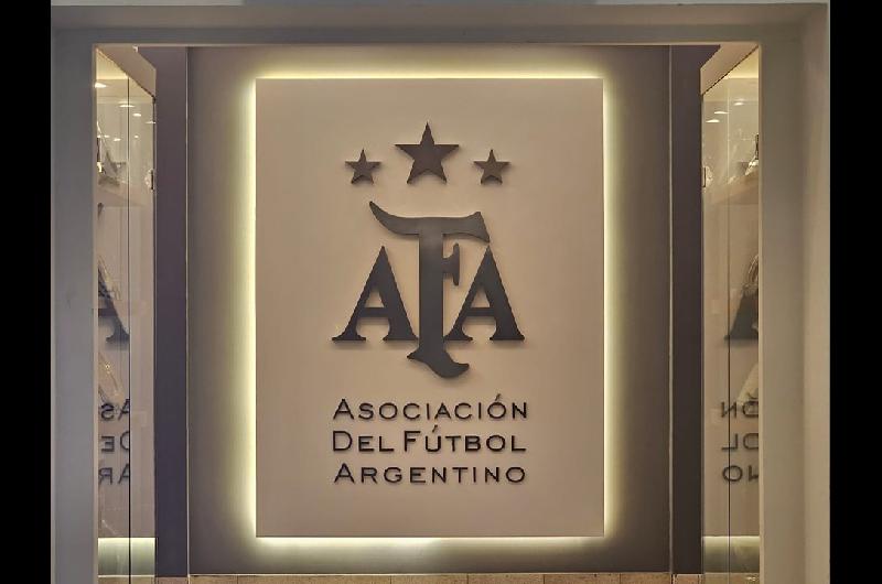 La AFA despidioacute a un aacuterbitro por ldquoatentar contra los valores del fuacutetbolrdquo