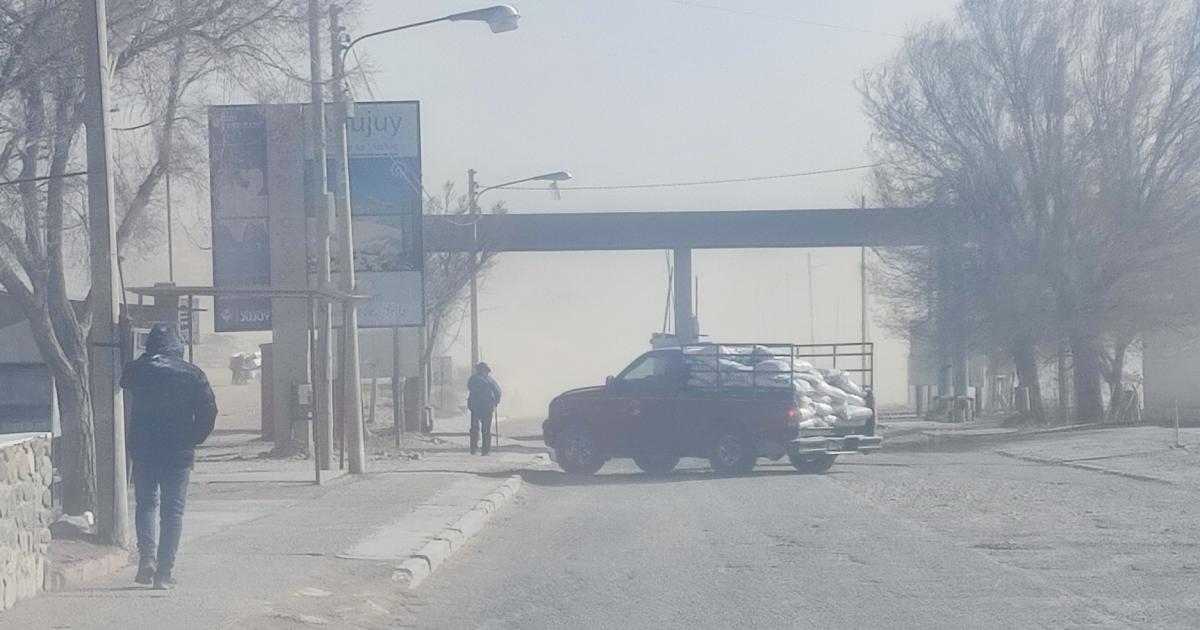 El viento norte obligoacute a la suspensioacuten de clases en escuelas de la Puna  