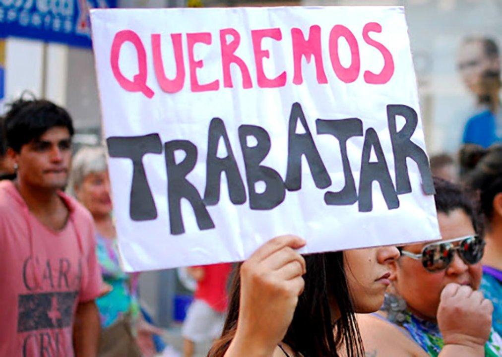 La motosierra cortoacute 100 mil empleados puacuteblicos- defensa y seguridad social primeras en la lista  