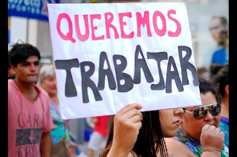 La motosierra cortoacute 100 mil empleados puacuteblicos- defensa y seguridad social primeras en la lista  