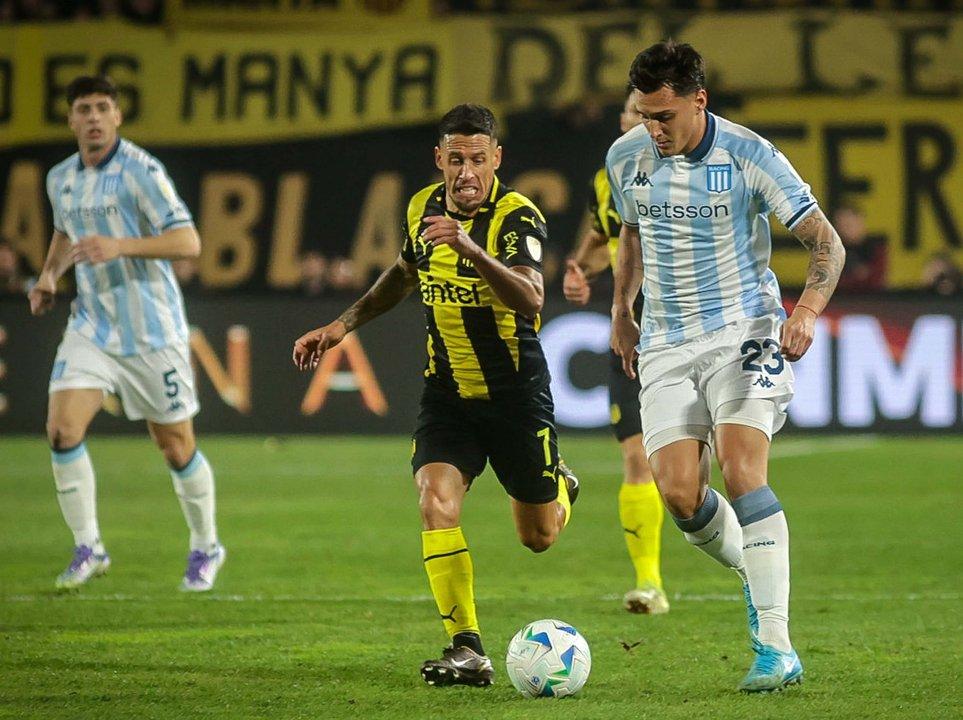Los hinchas de Racing lanzaron fuegos artificiales frente al hotel donde se hospeda Pentildearol