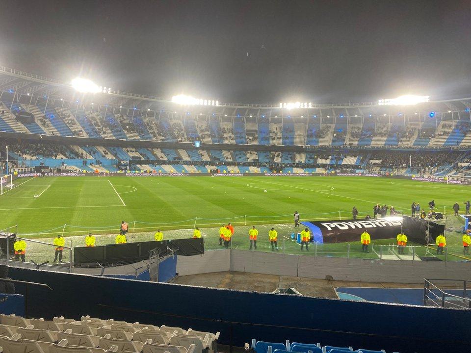 Por ahora se juega- asiacute estaacute el campo de juego de Racing para enfrentar a Pentildearol por la Libertadores