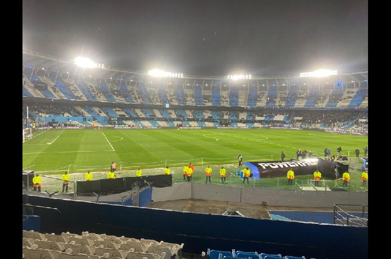Por ahora se juega- asiacute estaacute el campo de juego de Racing para enfrentar a Pentildearol por la Libertadores