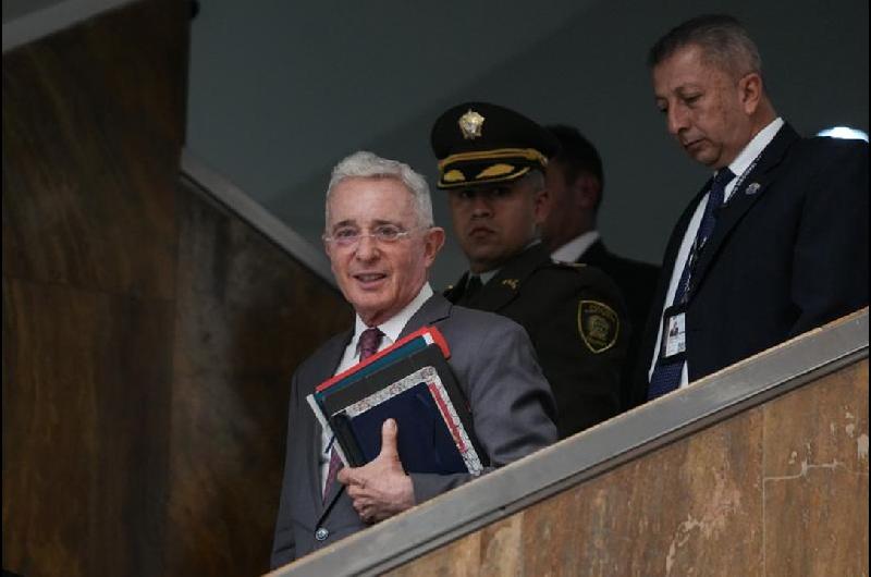 El Tribunal Superior de Bogotaacute ordenoacute la libertad inmediata al ex presidente Aacutelvaro Uribe