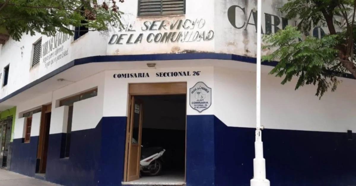 Mujer descubrioacute a su pareja policiacutea en ropa interior con una compantildeera
