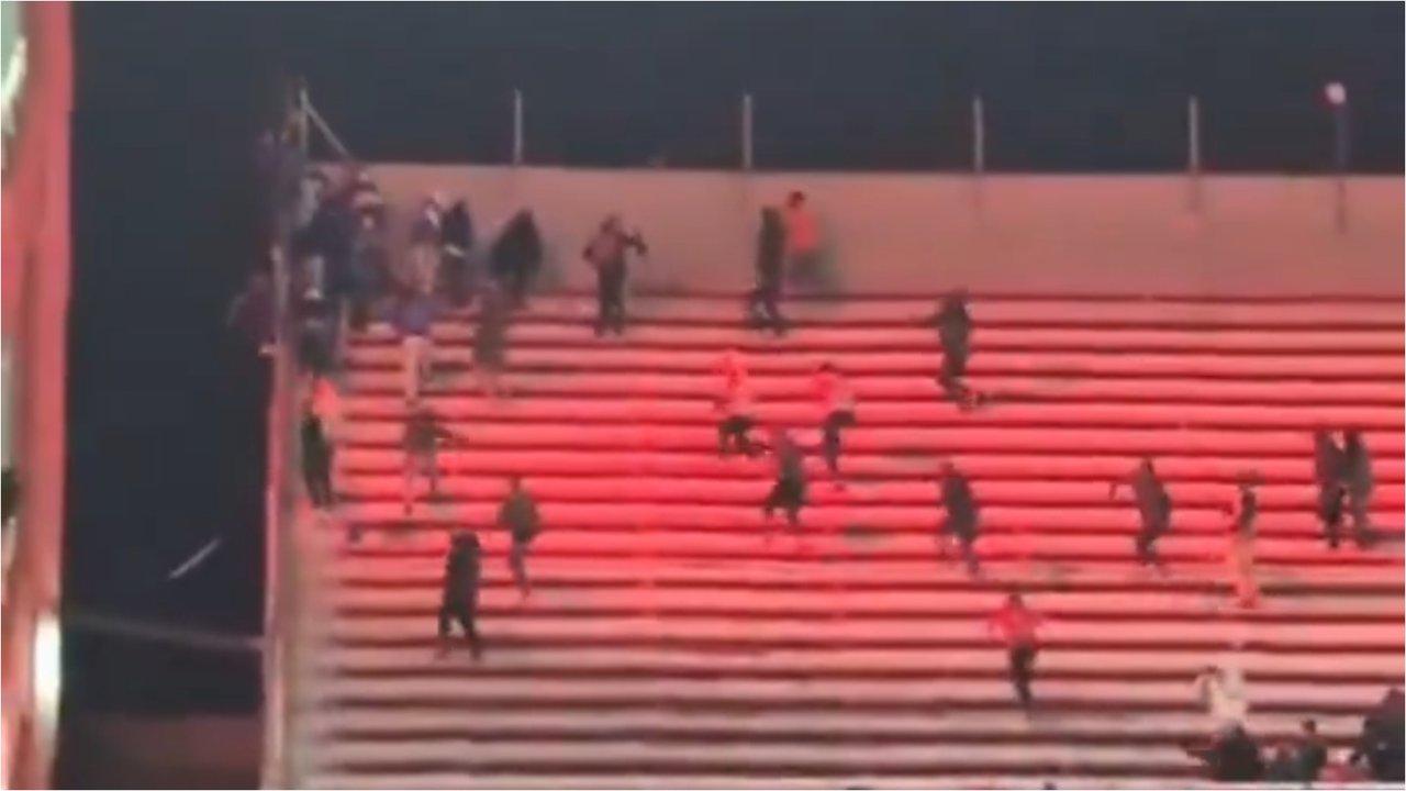 Terror en Avellaneda- el impactante video del momento en que un hincha de la U cae al vaciacuteo