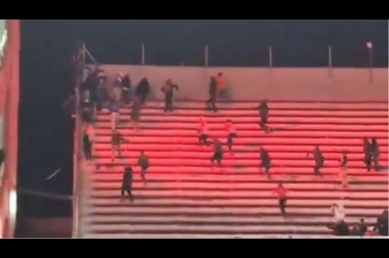 Terror en Avellaneda- el impactante video del momento en que un hincha de la U cae al vaciacuteo