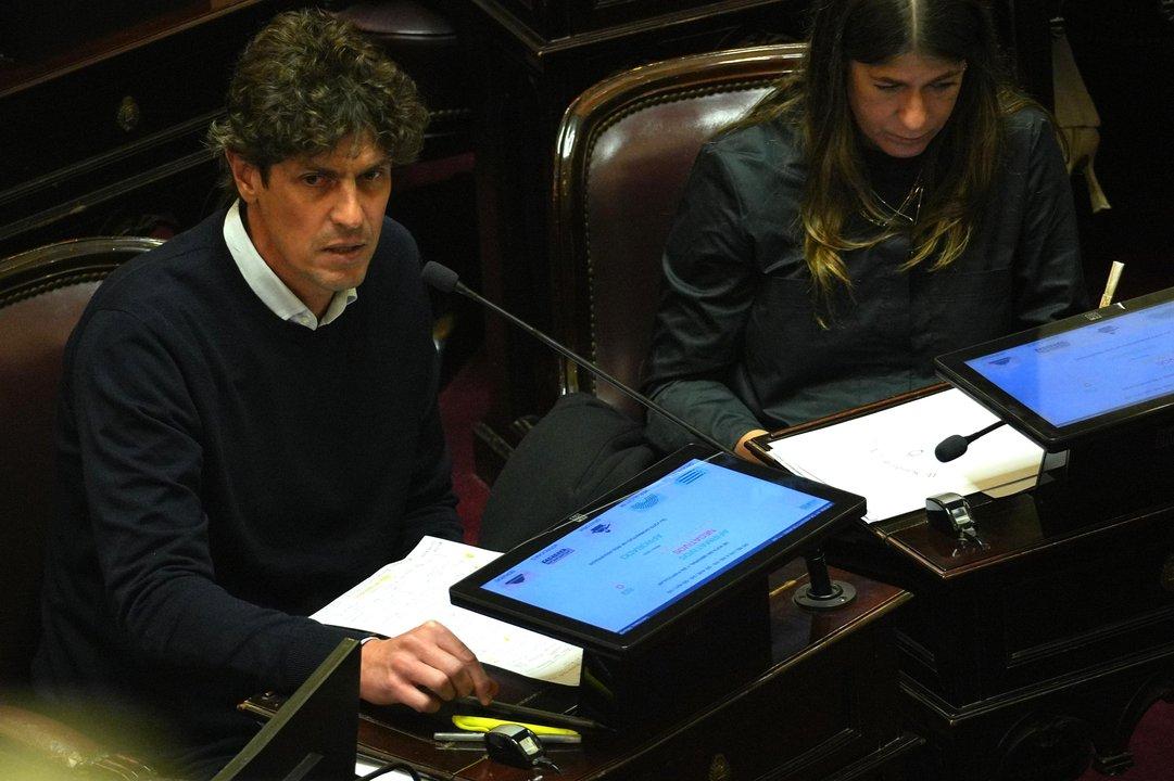 Lousteau- Mientras someten a las familias a un ajuste sin precedentes roban