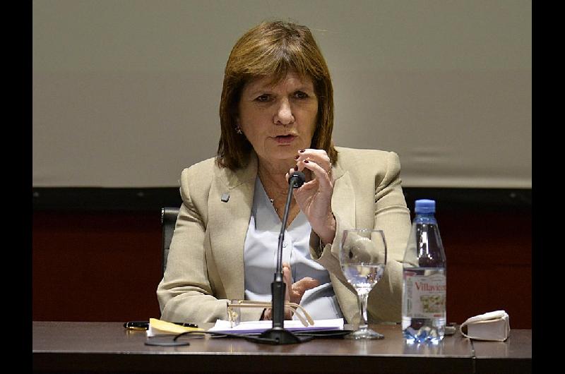 Bullrich tratoacute de inuacutetil a Kicillof por los graves incidentes en la cancha de Independiente