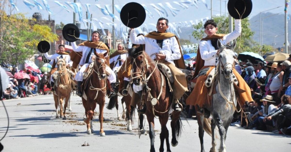 Maacutes de 100 instituciones gauchas participaraacuten del desfile del Eacutexodo 