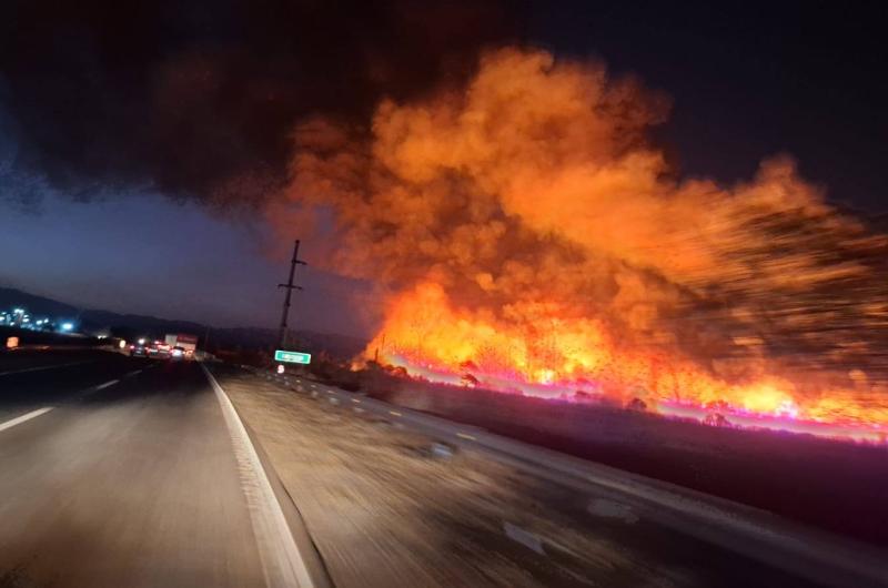 Incendio de pastizales en Perico y cortes de luz lo que el viento norte dejoacute 