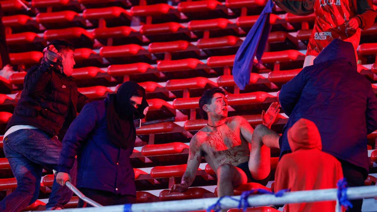 Croacutenica de otra noche salvaje de la Conmebol con violencia barrabrava ausencia policial y sin responsables