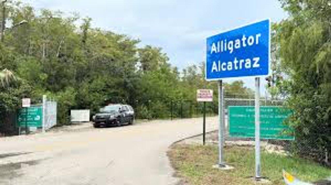 Una jueza de Florida ordenoacute desmantelar el centro de detencioacuten Alligator Alcatraz