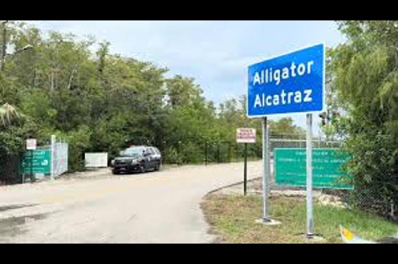 Una jueza de Florida ordenoacute desmantelar el centro de detencioacuten Alligator Alcatraz