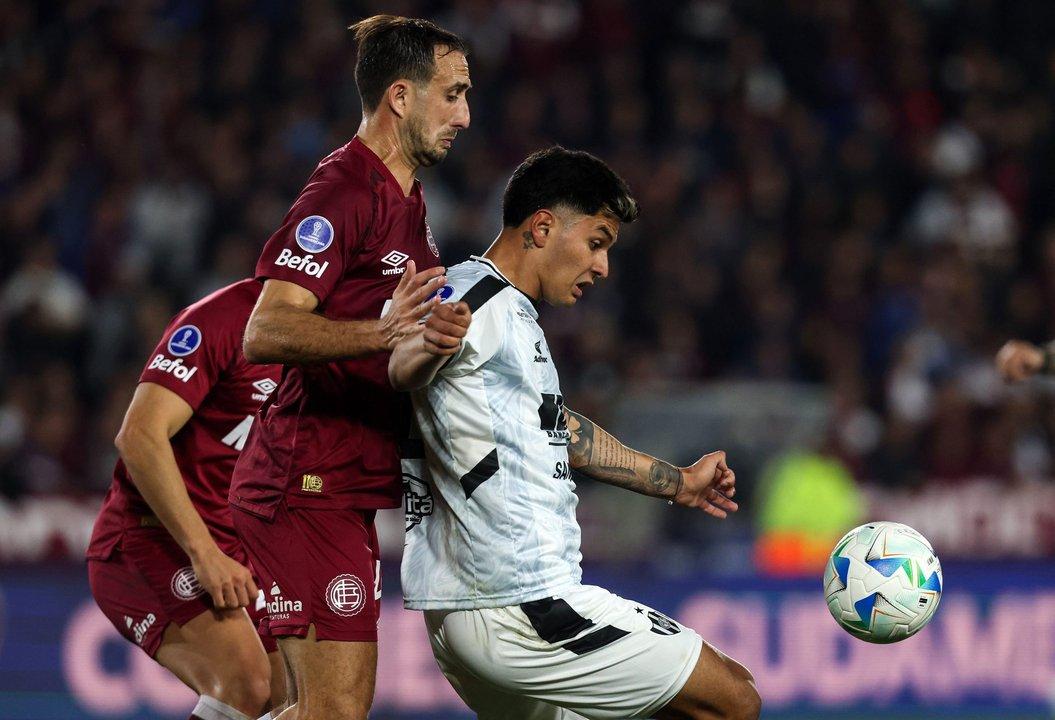 Atencioacuten Lanuacutes- se confirmaron los diacuteas y horarios de los cuartos de final de la Copa Sudamericana